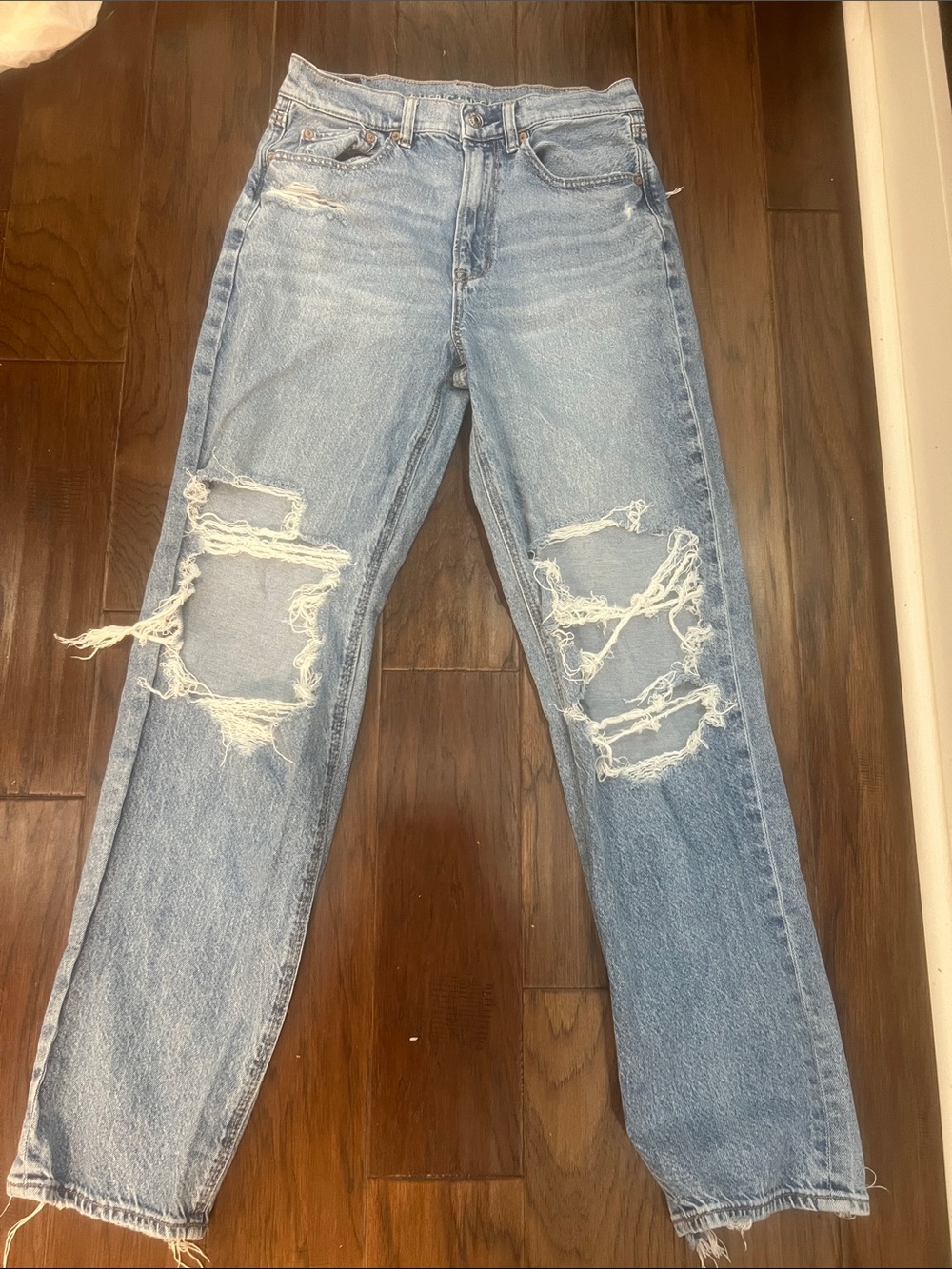 American Eagle Light Wash Distressed Jeans - Casual Everyday Style